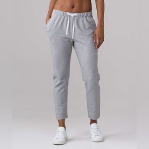 Lululemon Jet Crop Slim in Heathered Herringbone Heathered Black White Size 6